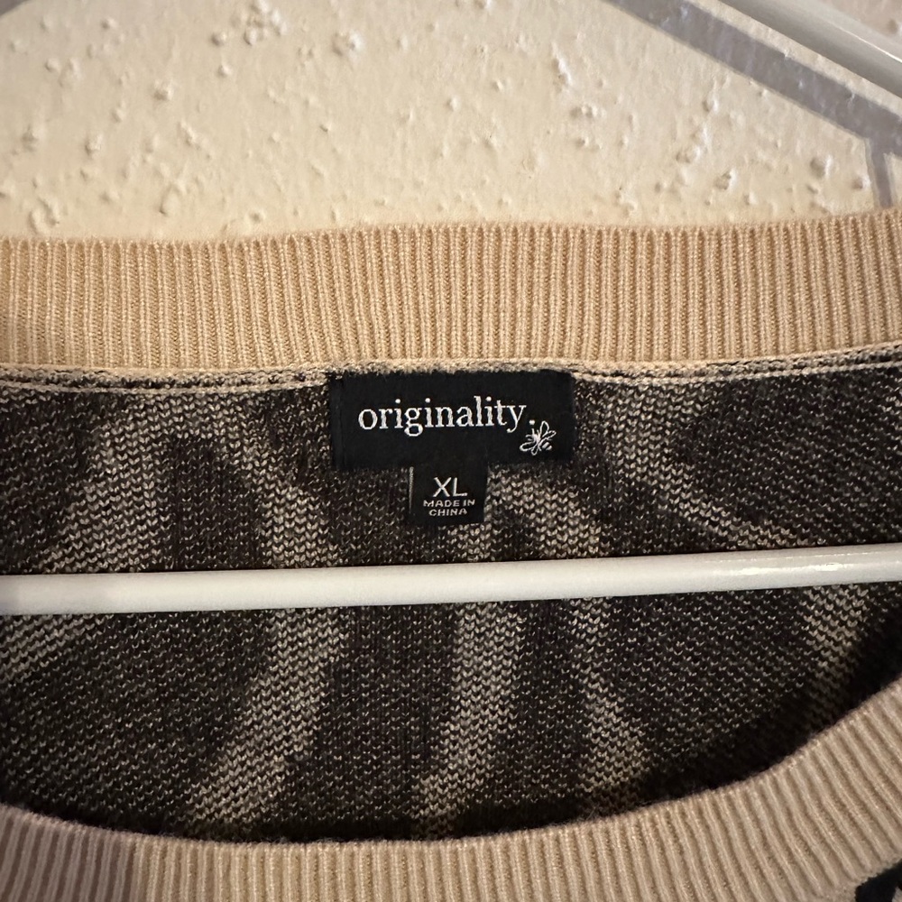 Black and Cream Cropped Patterned Sweater - Picture 2 of 3